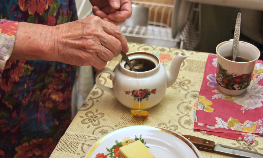 В накладку пить чай. Бабушка пьет чай. Чай у бабушки. Чаепитие у бабушки. Бабуля пьет чай.