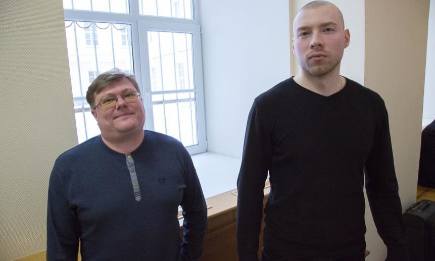 Инкассаторы Олег Сидорин (слева) и Александр Веприцкий.
